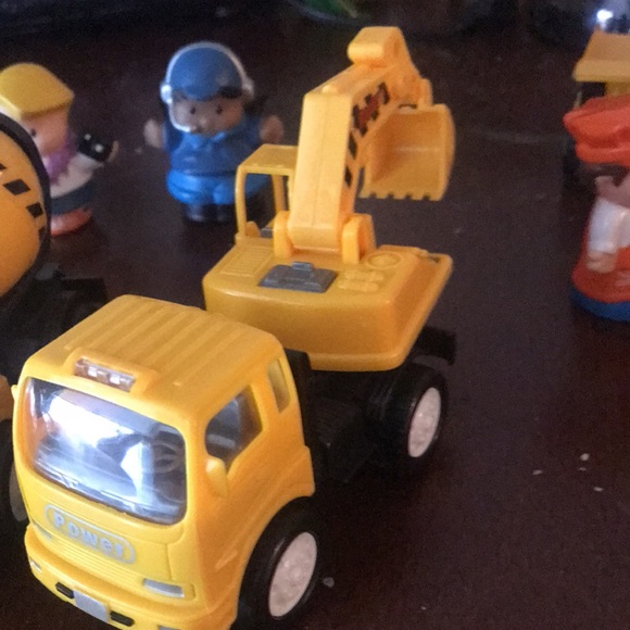 Awesome construction/car toy lot with little characters  too! - Picture 5 of 6